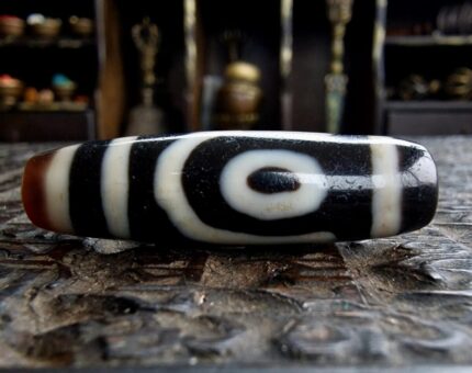Antique 2-eyed Tibetan Dzi bead closeup